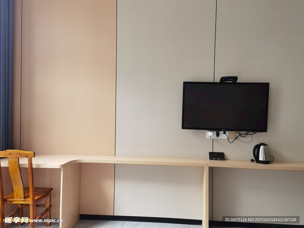 简约房间内的电视与桌椅