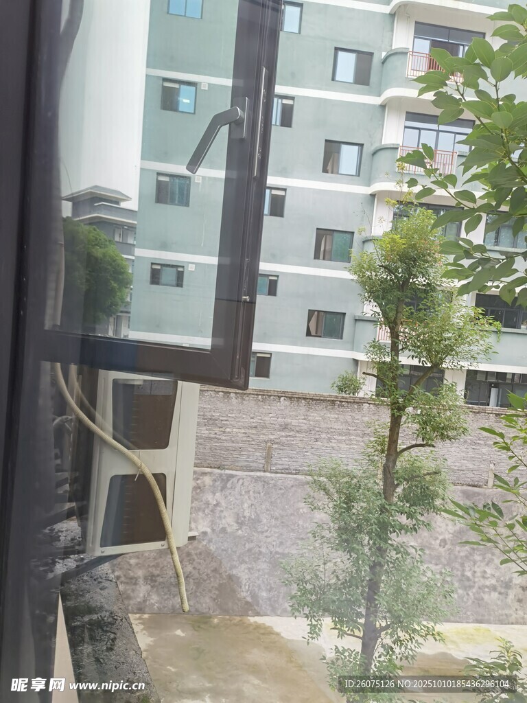 窗外的建筑与绿植景观