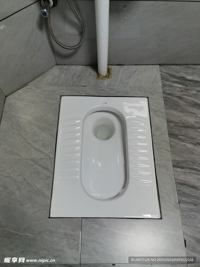 简约现代风格蹲式卫生间