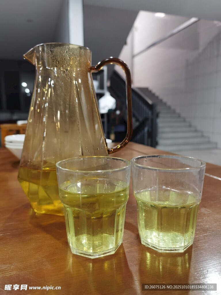 玻璃水壶与两杯黄绿色饮品