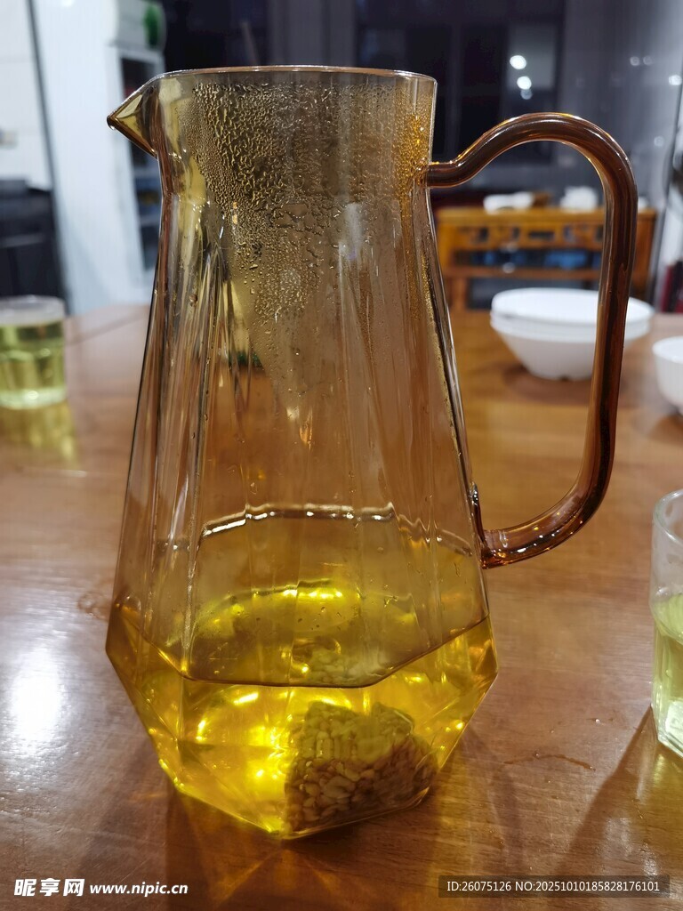 玻璃壶中装着黄色液体
