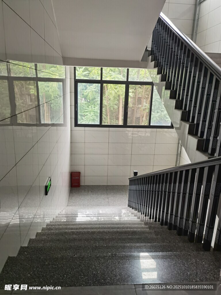 室内楼梯间明亮场景