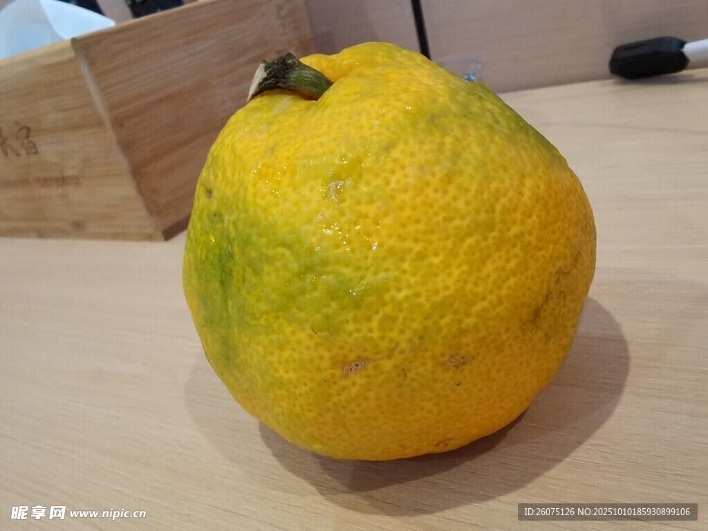 黄色圆润柠檬摆于桌面