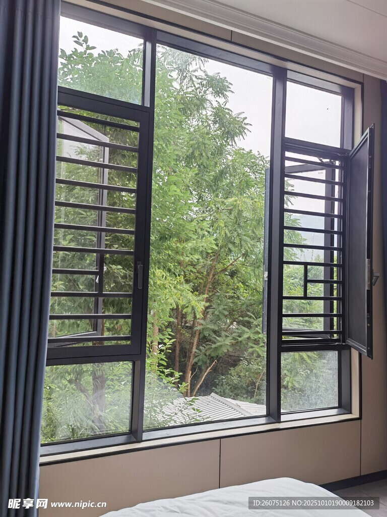 卧室大窗望葱郁景致