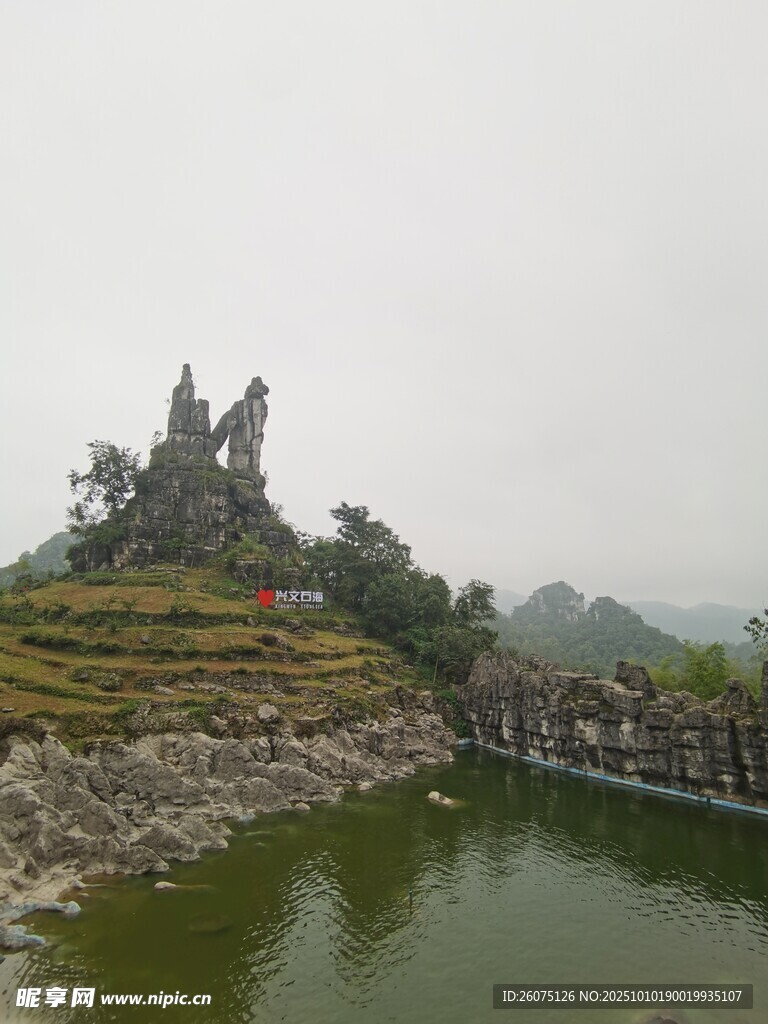 山水间的古朴景观