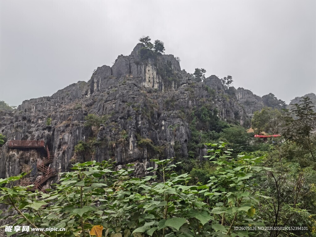 云雾缭绕的嶙峋山峰