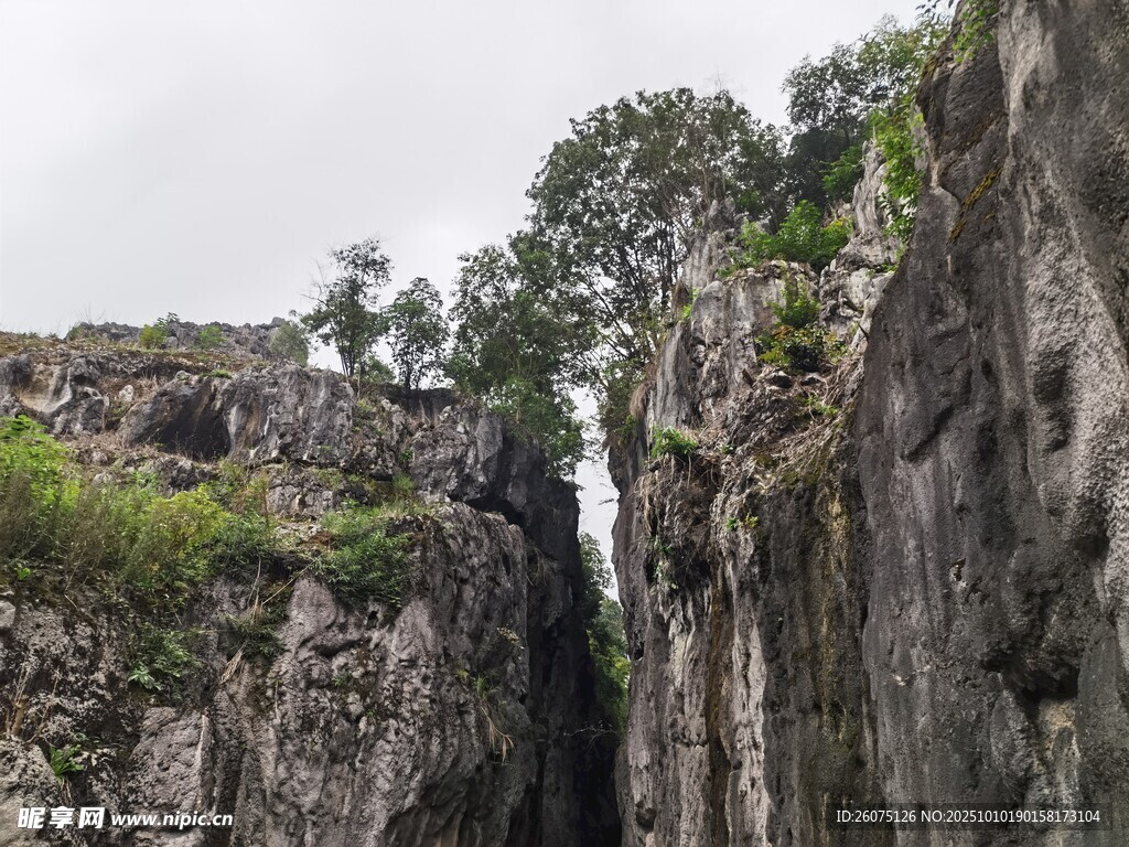 险峻峡谷间的自然奇观