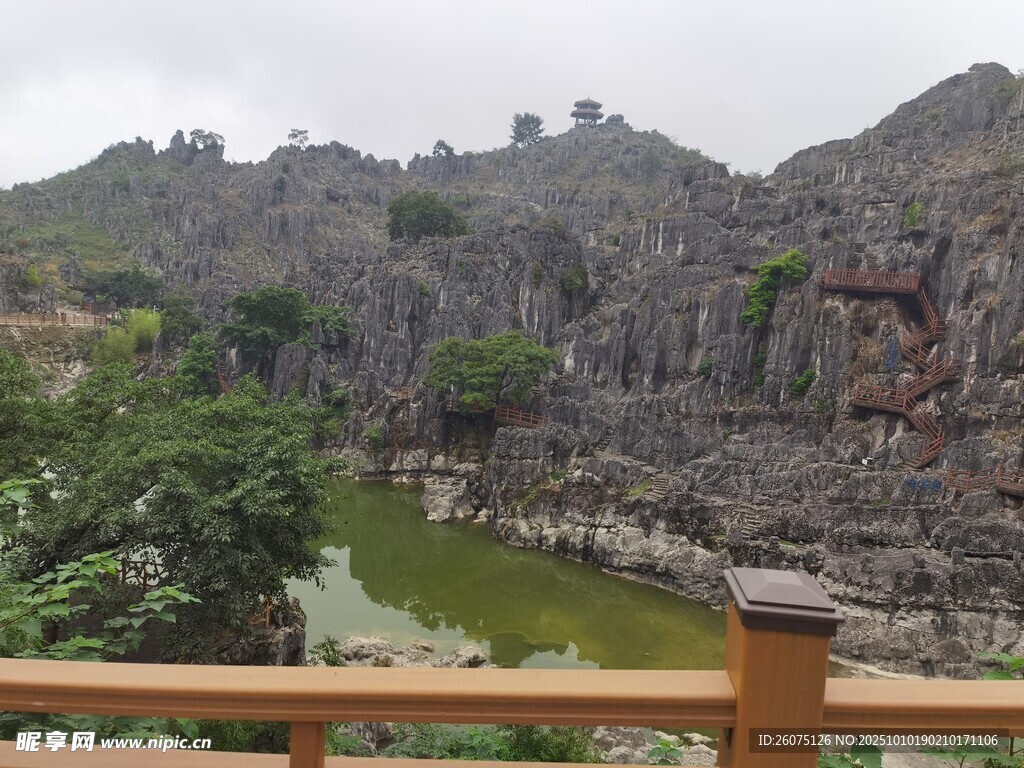 山间碧湖与嶙峋山石景