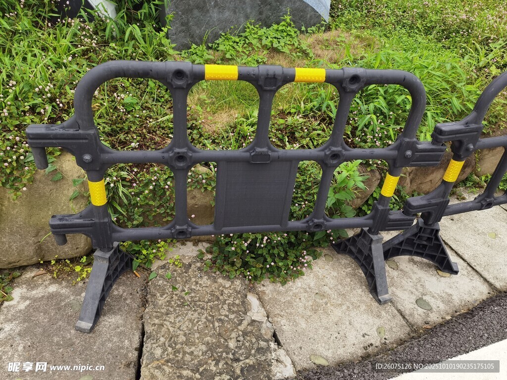 黑色铁制道路隔离护栏