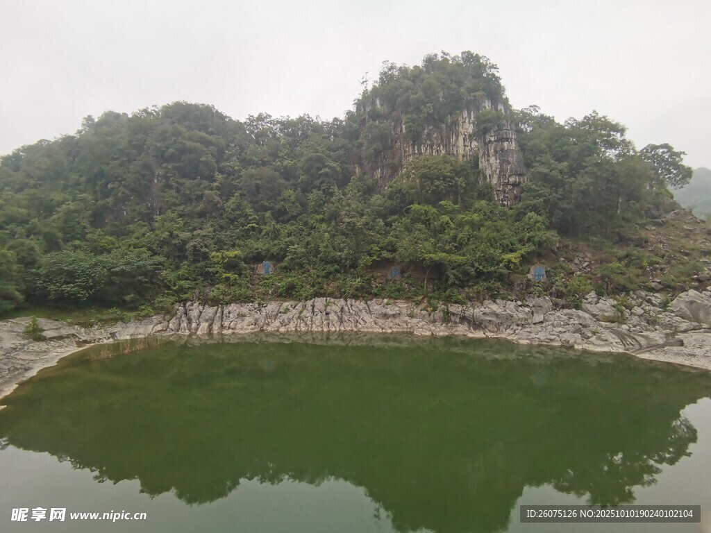 山间碧湖绿意盎然之景