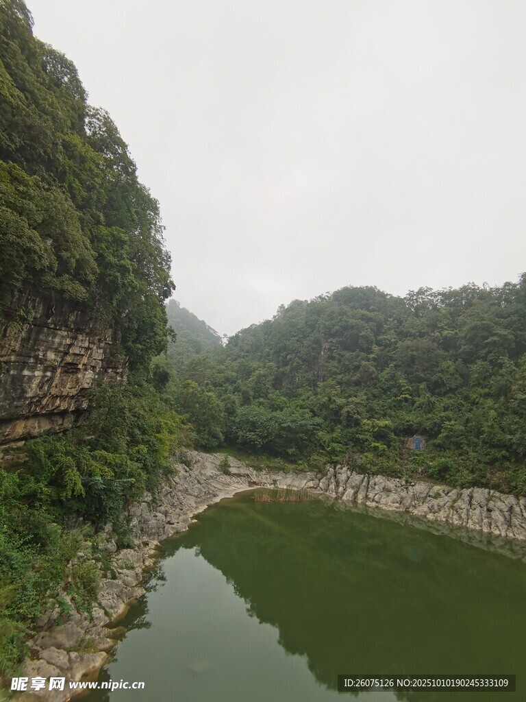 山间绿水环绕的秀丽景致