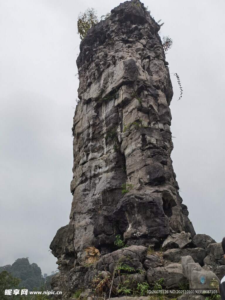 高耸奇特的孤立岩石景观