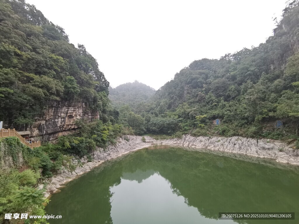 山间绿水环绕的宁静景致