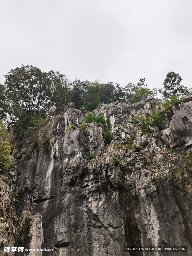 陡峭嶙峋的岩石山峰景观