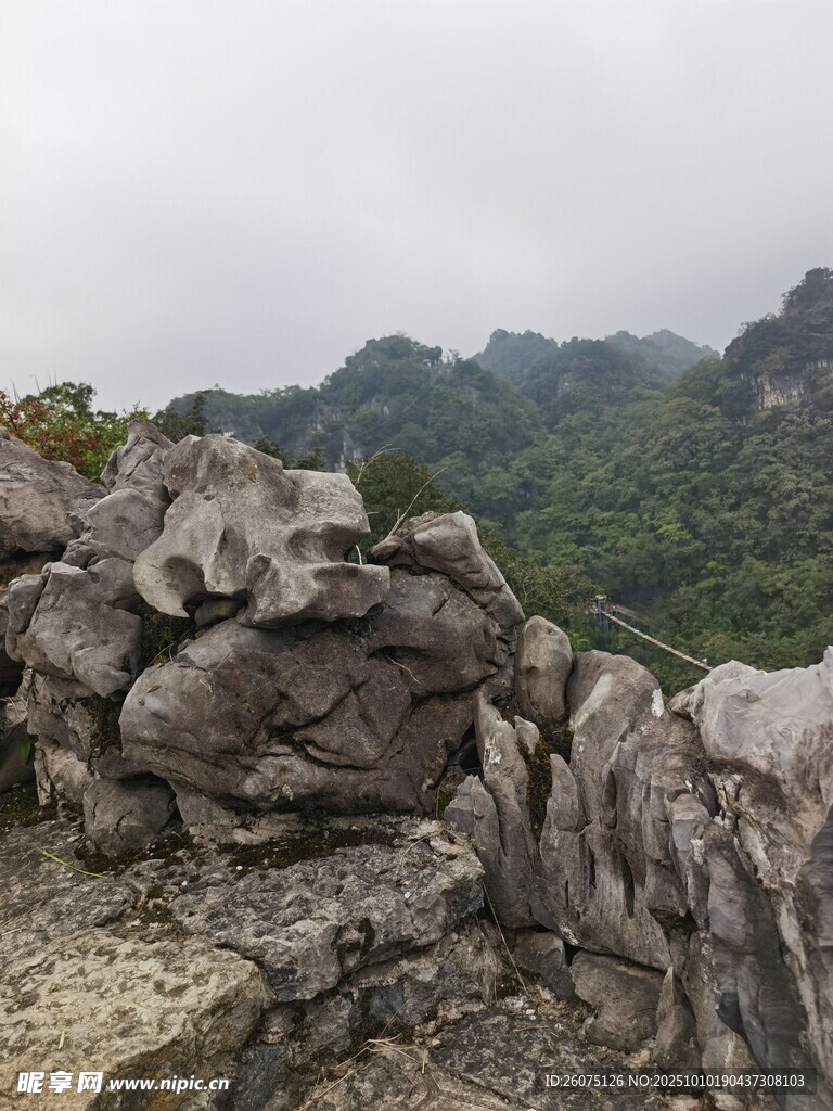 嶙峋山石与远方山峦