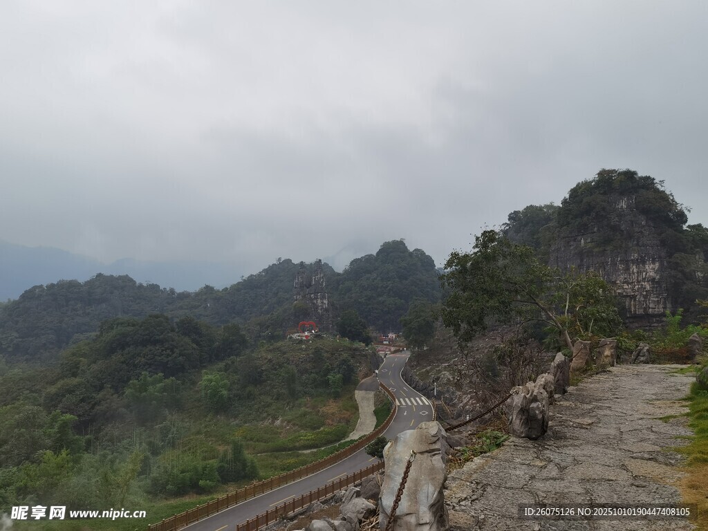 山间步道云雾缭绕的景致
