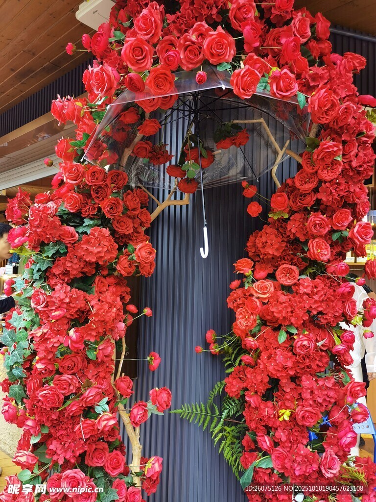 红花朵朵装饰黑色管道