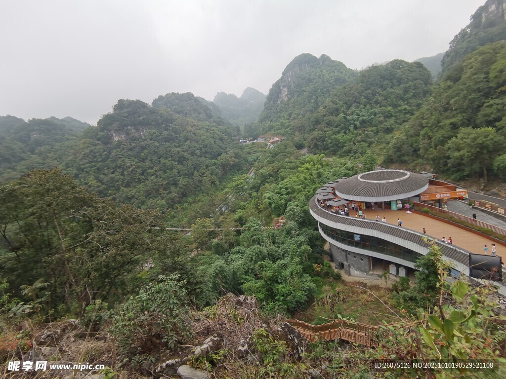 山间蜿蜒公路景致迷人