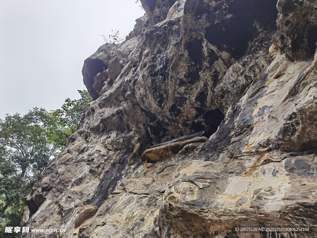 陡峭岩石上的神秘景象
