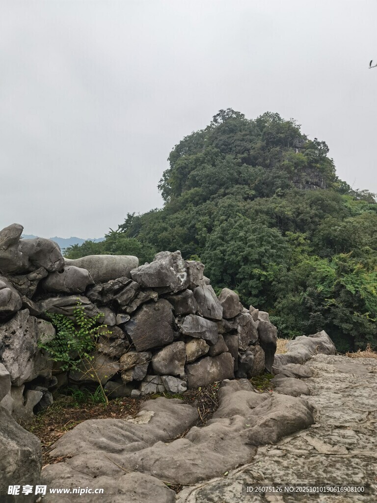 山间石堆与葱郁植被