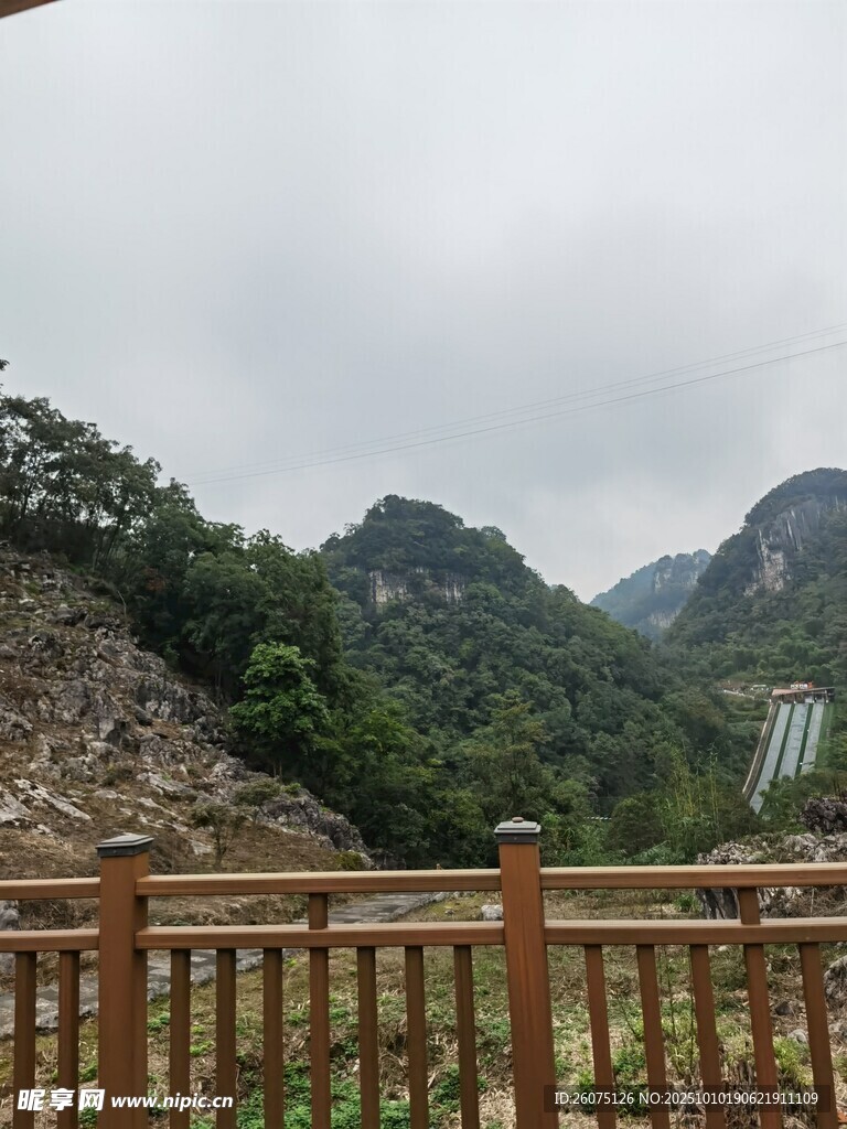山间木栏处的秀丽景致