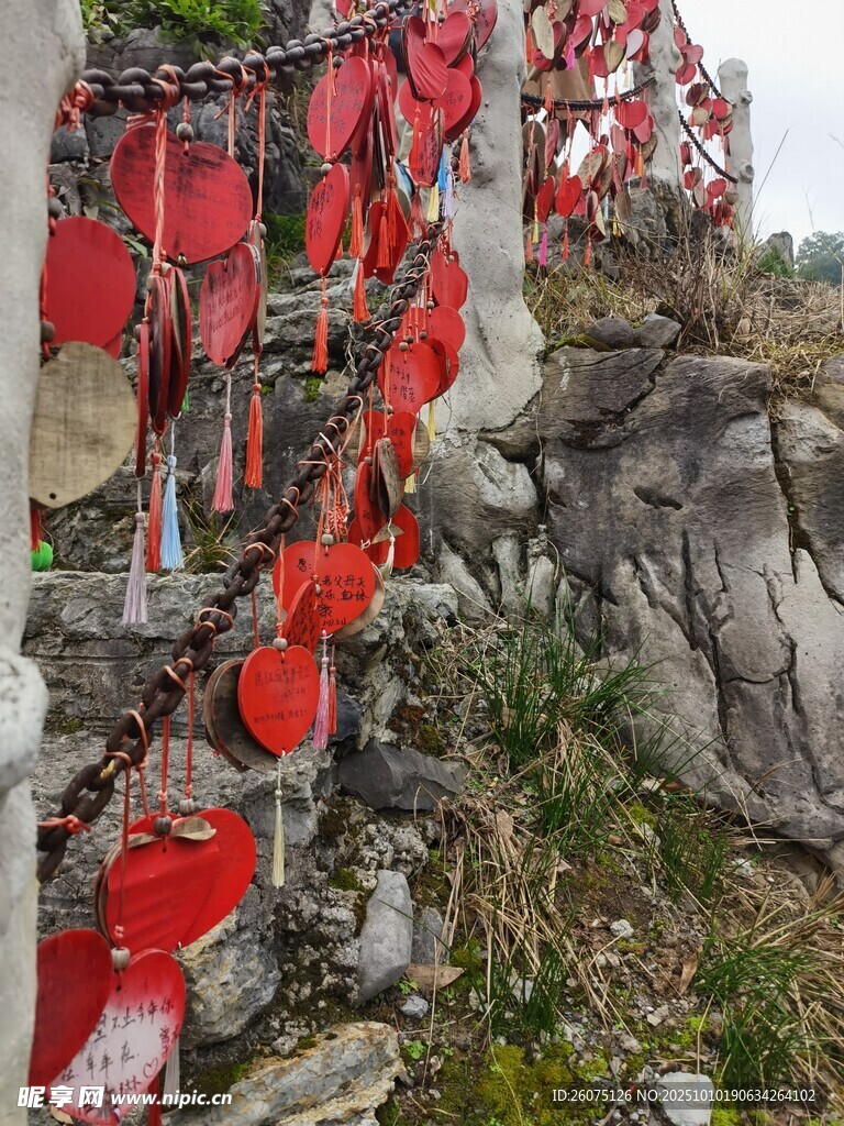 山间祈福红牌挂于岩石