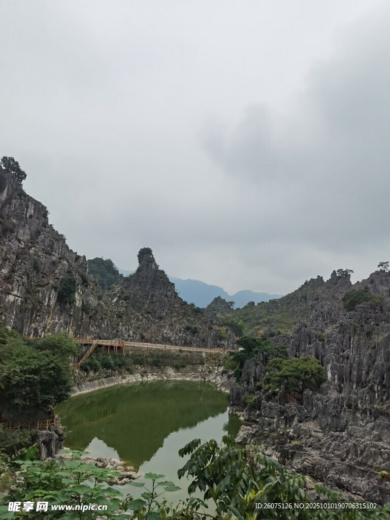 山水相依的自然美景