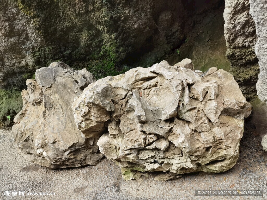 天然嶙峋怪石