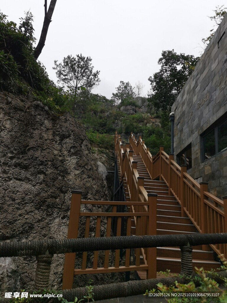 山间木质栈道蜿蜒而上