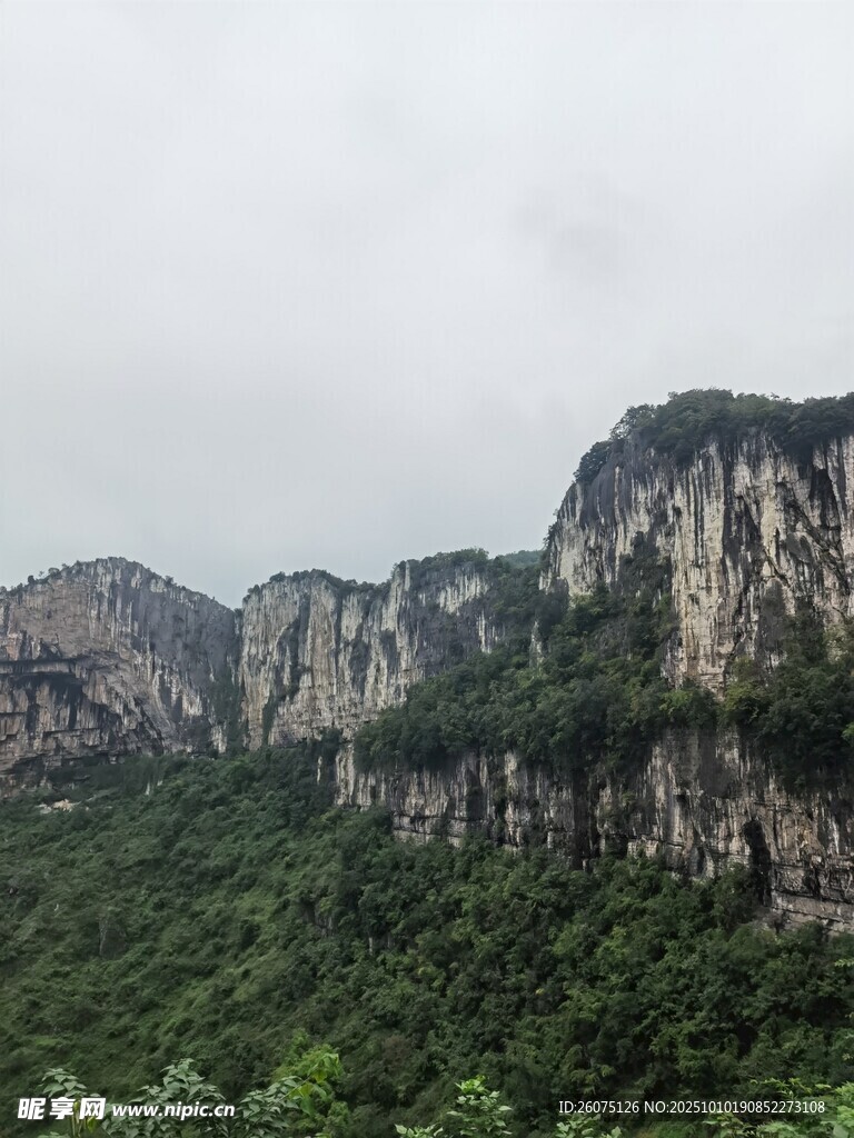 峻峭山峦与葱郁植被景观