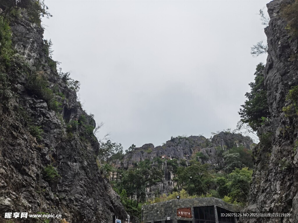 山间狭窄道路上的车辆