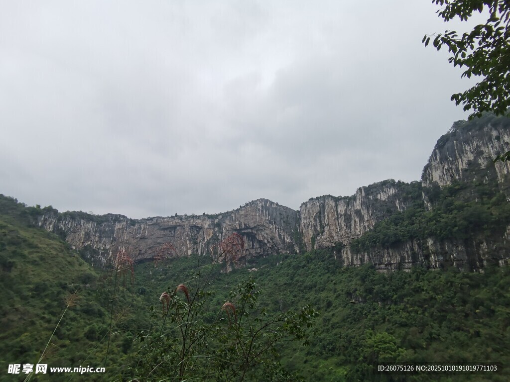 山峦叠翠间的自然景致