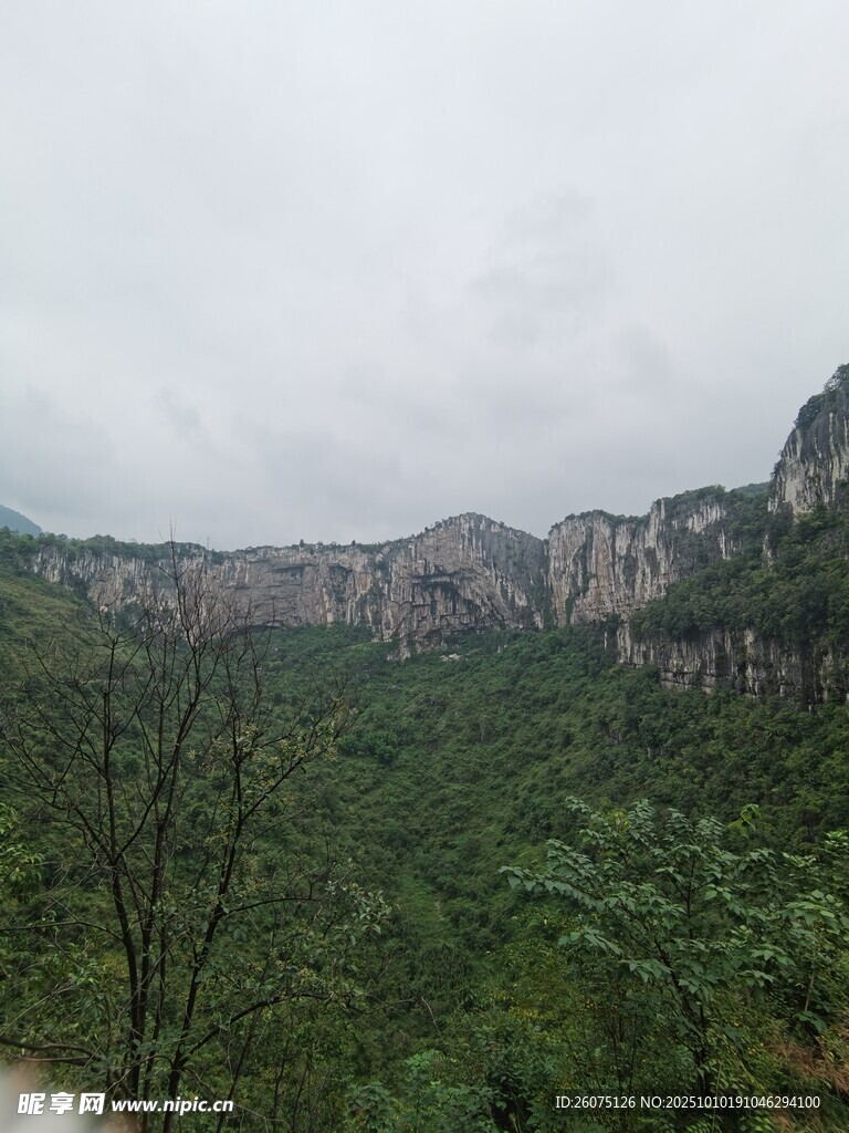 山峦叠翠间的绿意景致