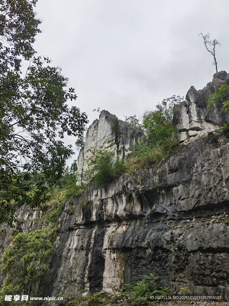 悬崖上的古老建筑遗迹