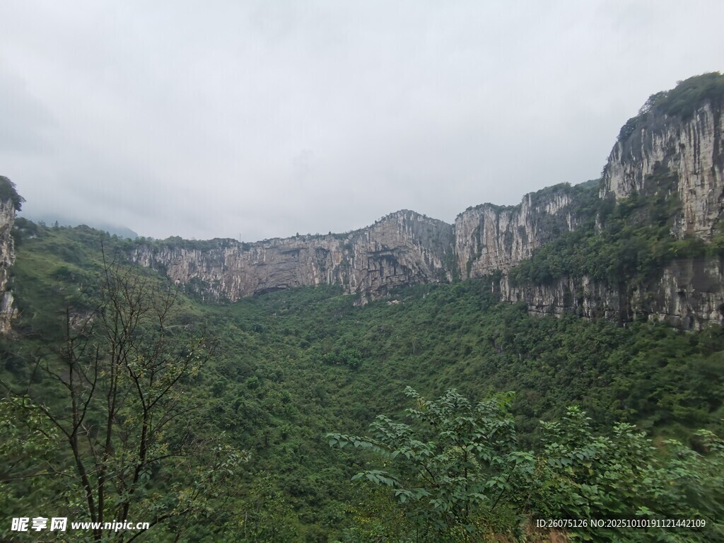 壮丽山峦间的翠绿景致
