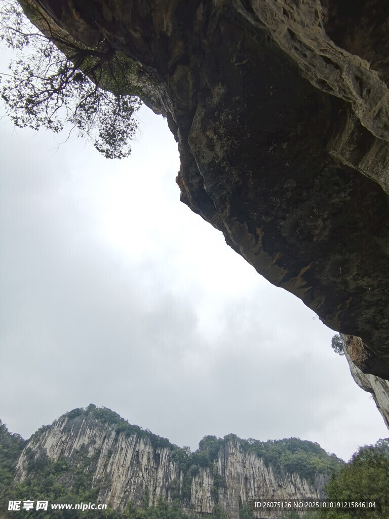 山间崖下望奇峰异景