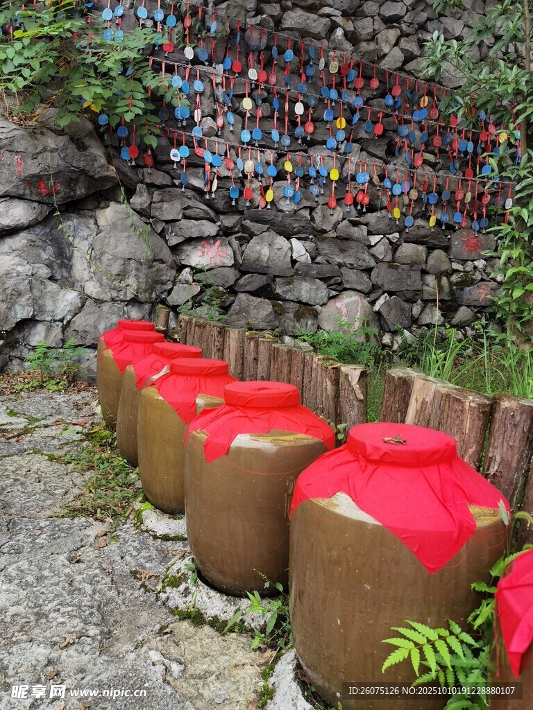 山间红盖酒坛古朴景致