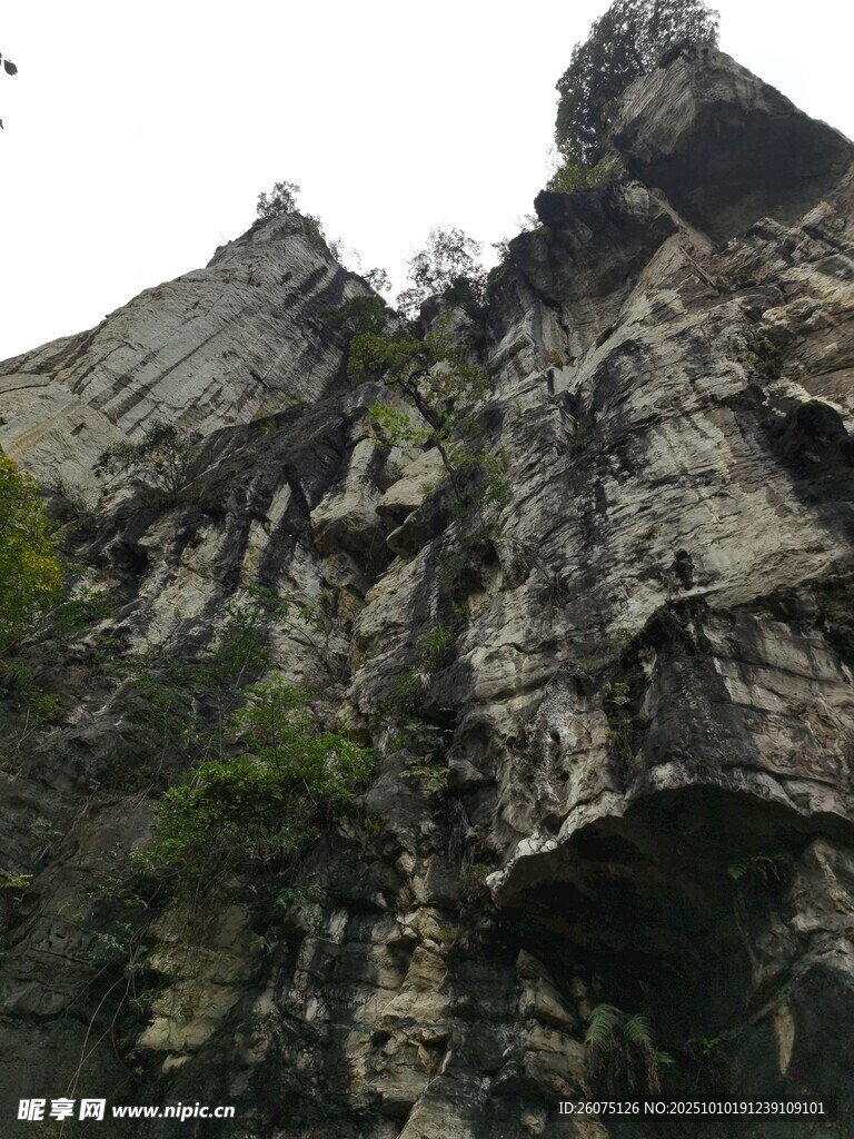 陡峭嶙峋的壮观岩石山峰