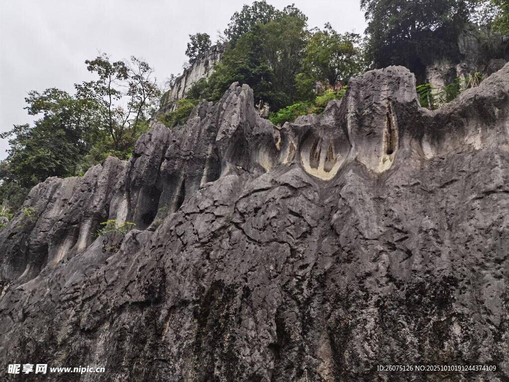 奇特嶙峋的岩石景观
