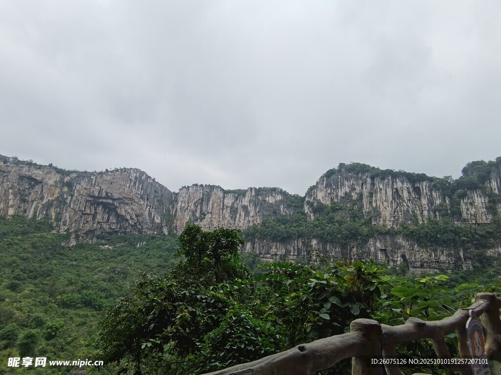 山间美景远望巍峨山峦