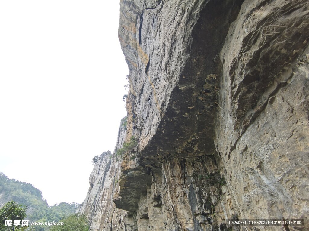 攀岩者挑战陡峭岩壁