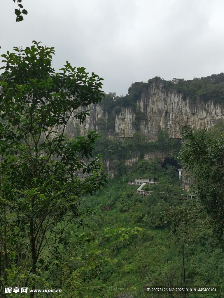 山间绿意盎然的壮丽崖壁
