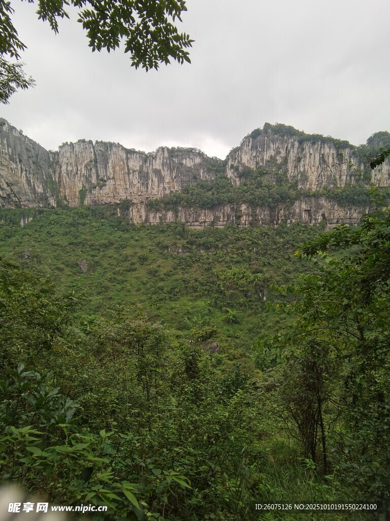 山林间的壮丽峭壁景观