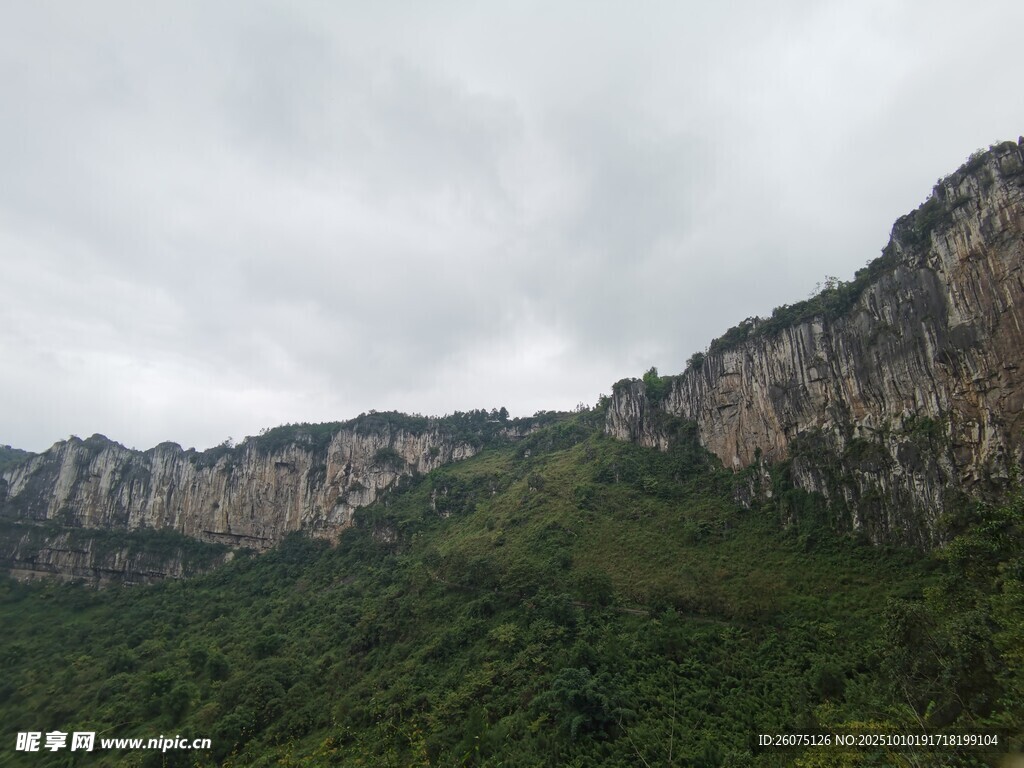云雾缭绕的壮丽山峦