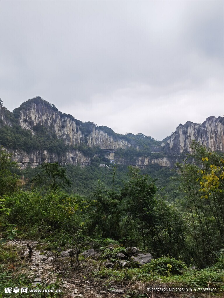 山峦叠翠间的自然景致