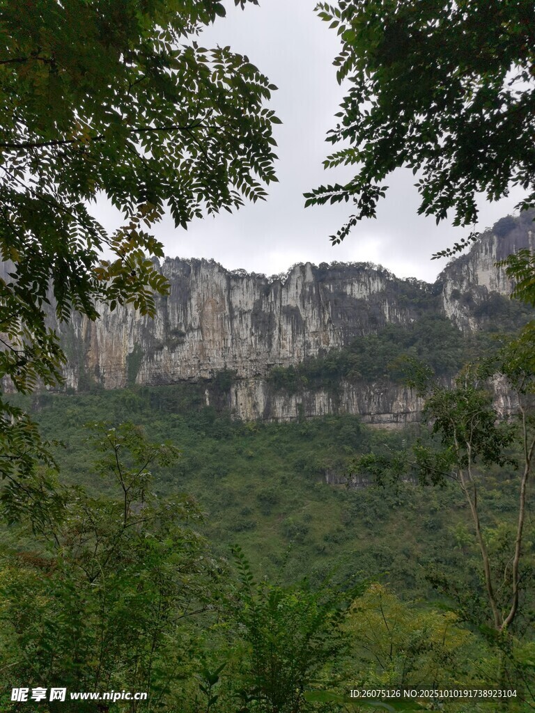山林间的壮丽峭壁景观