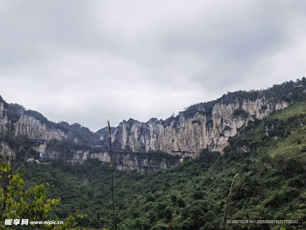 壮丽山景与葱郁植被