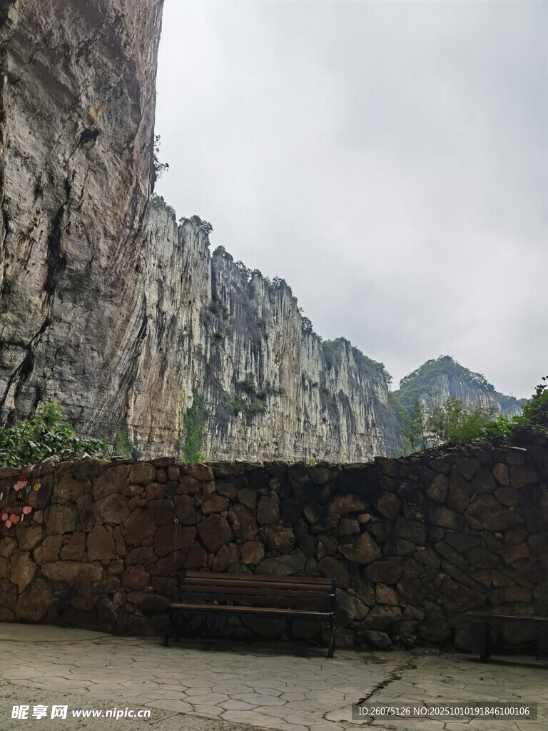 险峻山壁下的开阔平台