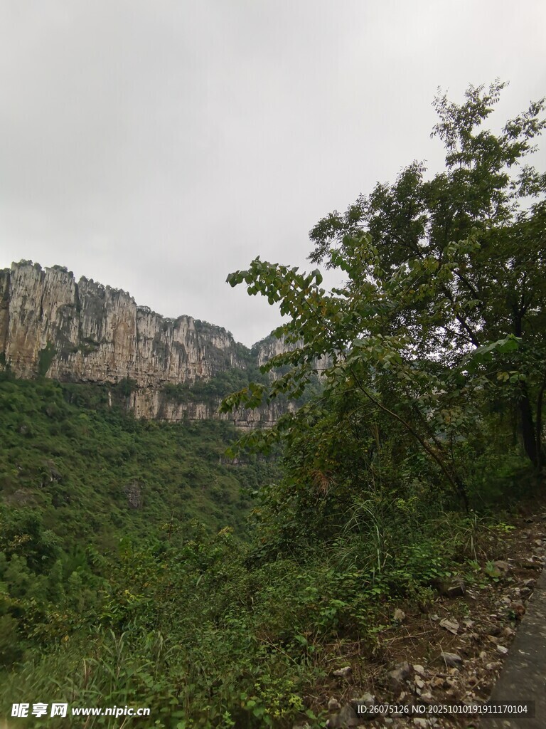山间景色绿树环绕的峭壁