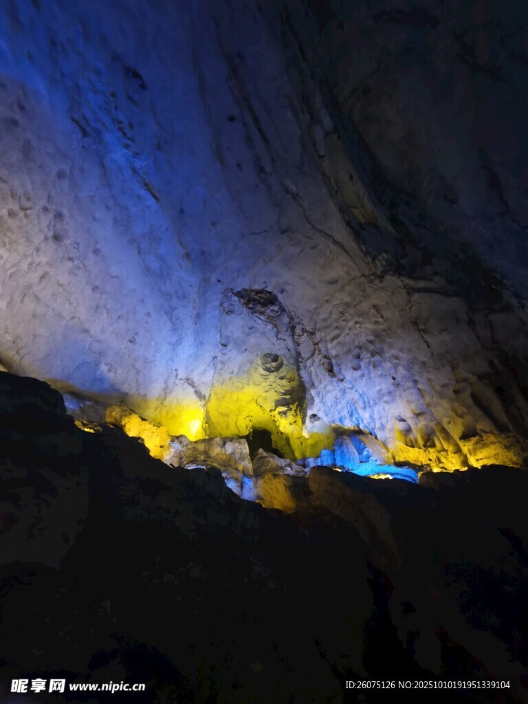 梦幻洞穴灯光景观